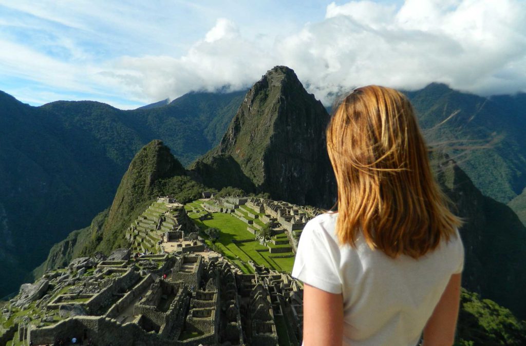 Mulher admira vista do sítio arqueológico de Machu Picchu (Peru)
