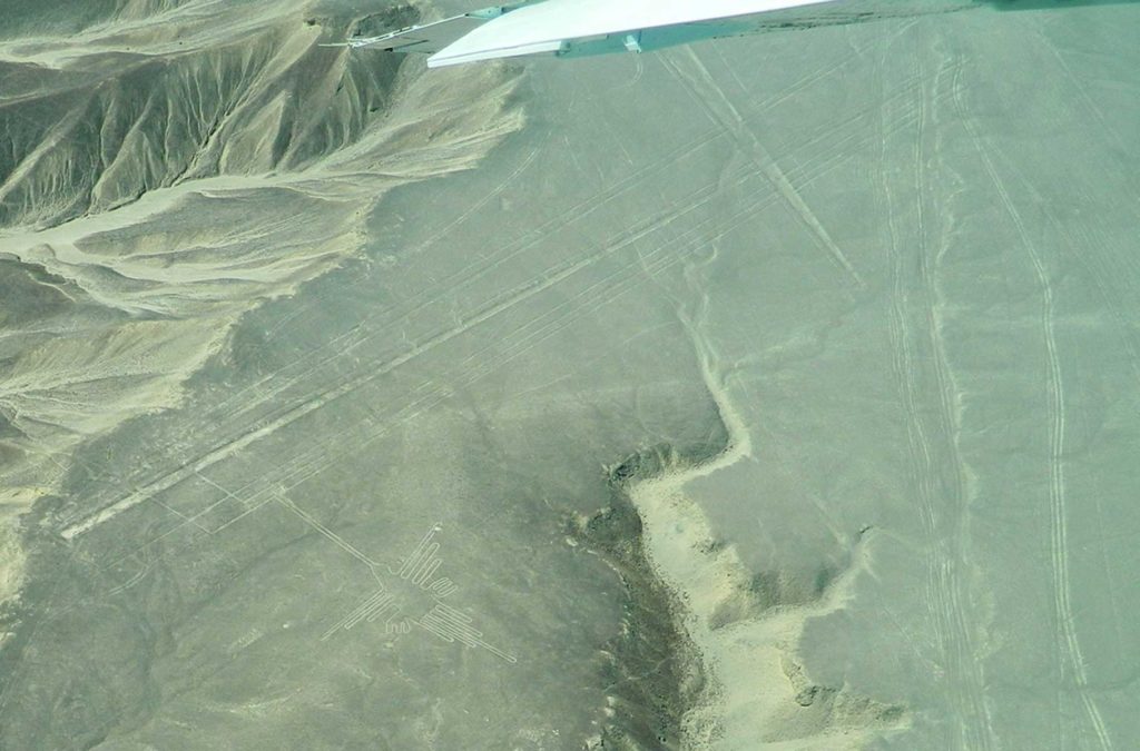 Avião sobrevoa a figura do Colibri nas Linhas de Nazca (Peru)