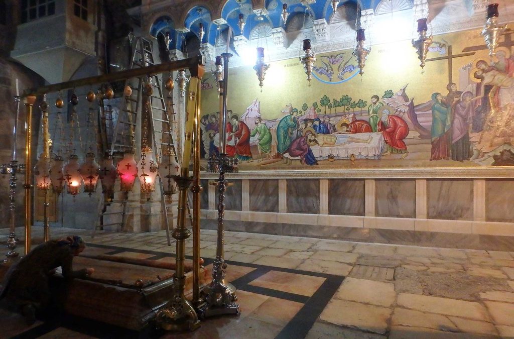 Mulher reza na Igreja do Santo Sepulcro, em Jerusalém (Israel)