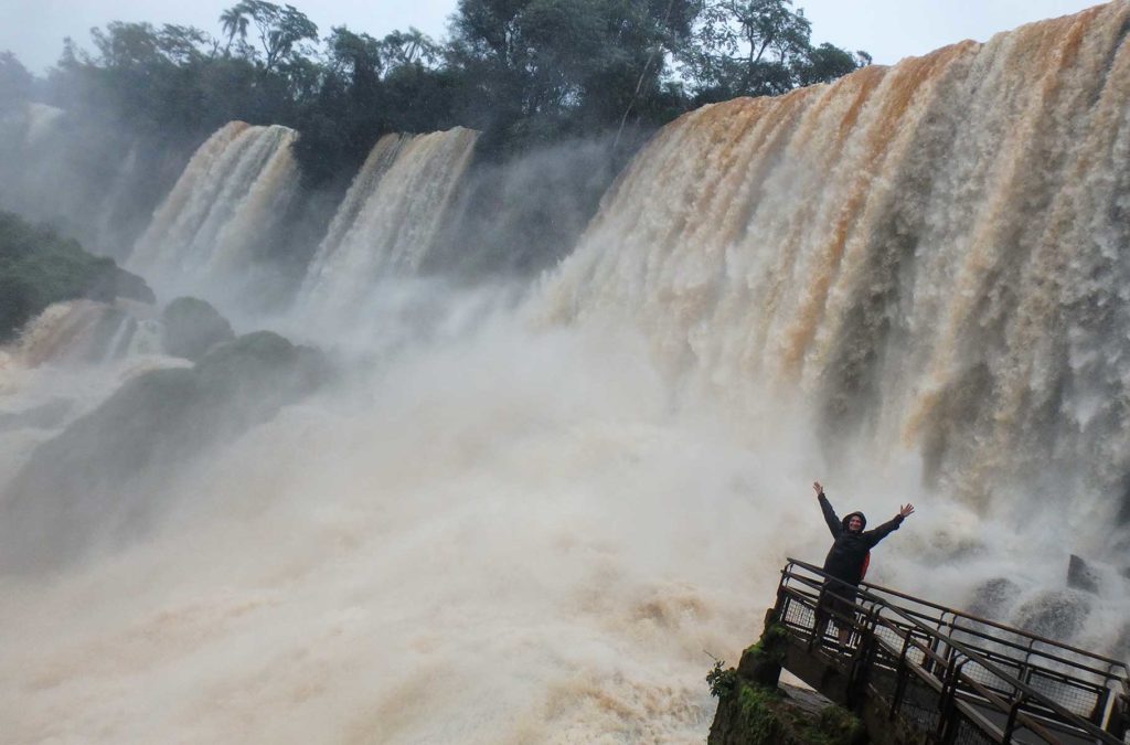 Turista posa para foto bem próximo das Cataratas do Iguaraçu, no Paraná (Brasil)