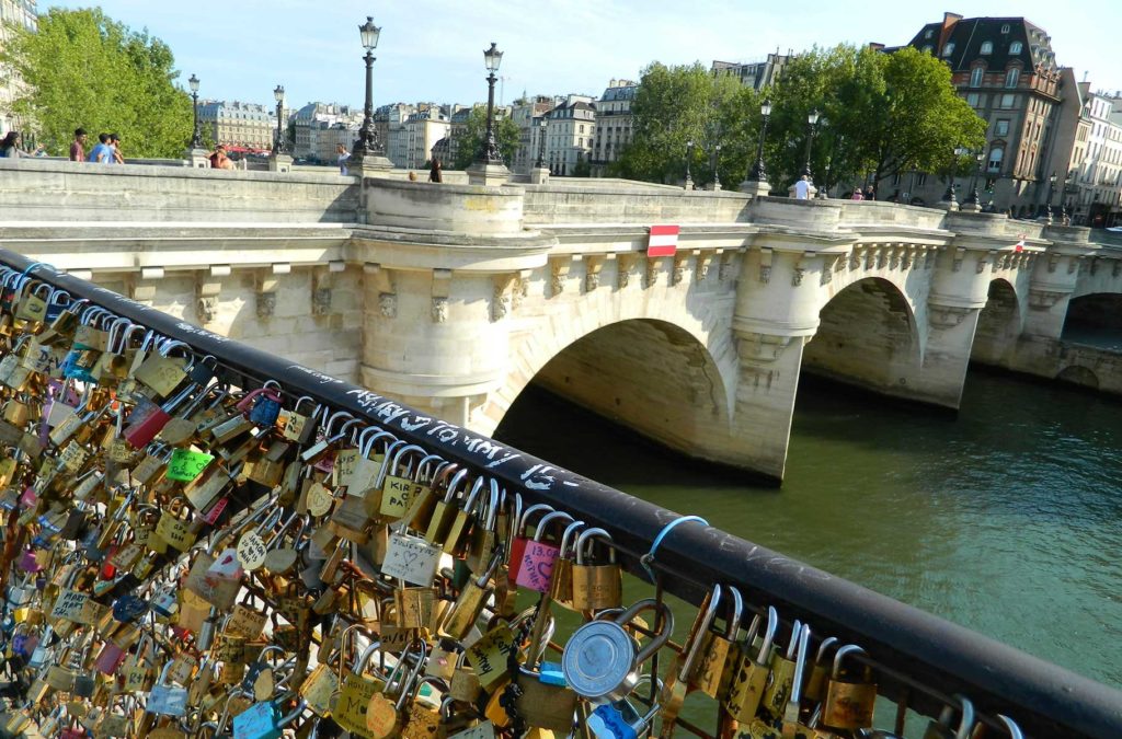 'Cadeados do amor' são pendurados aos milhares nas pontes de Paris (França)