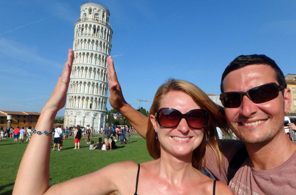Casal posa para foto 'segurando' a Torre de Pisa (Itália)