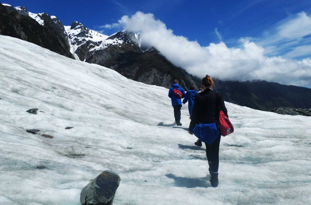 Turistas caminham sobre a geleira Franz Josef (Nova Zelândia)