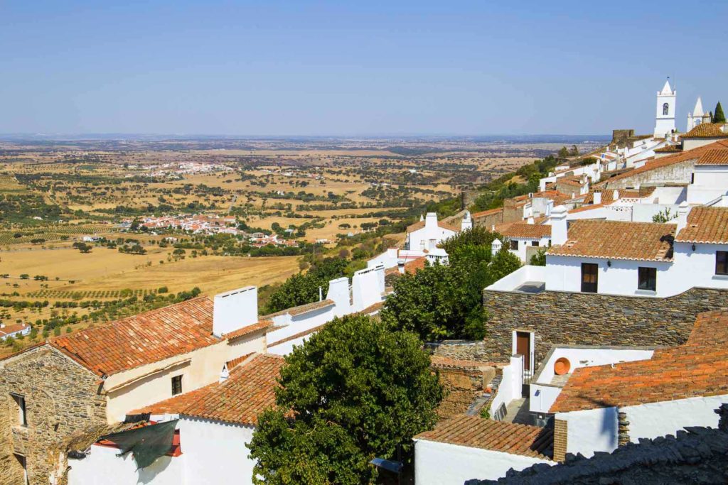 Cidade medieval de Monsaraz, em Portugal, vista do alto do castelo