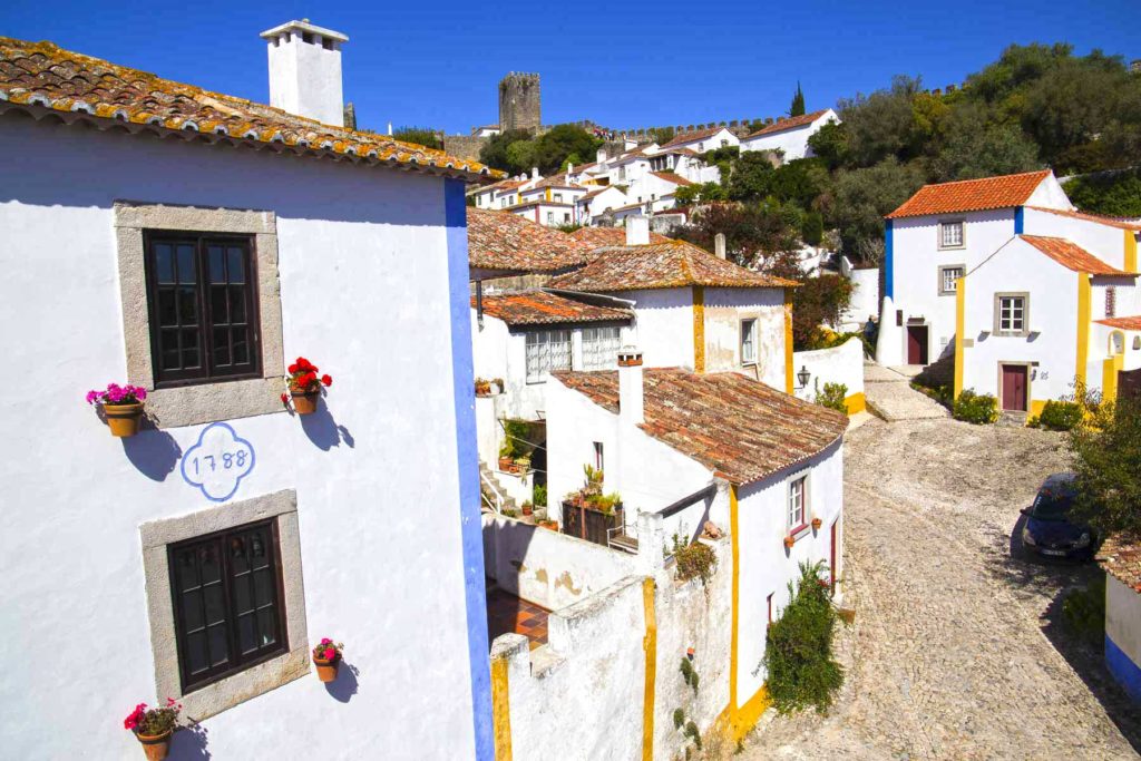 Ruelas estreitas da cidade medieval de Óbidos, em Portugal