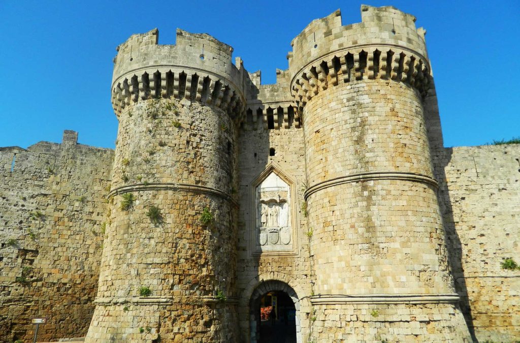 Uma das entradas das muralhas medievais da cidade de Rhodes, na ilha do mesmo nome, Grécia