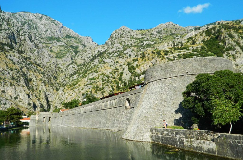 Muralhas medievais e um fosso circundam a cidade de Kotor, em Montenegro