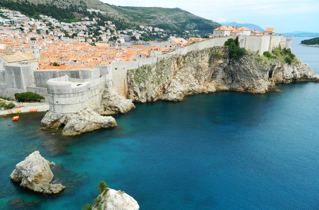 Vista das muralhas medievais de Dubrovnik, na Croácia, sobre o mar