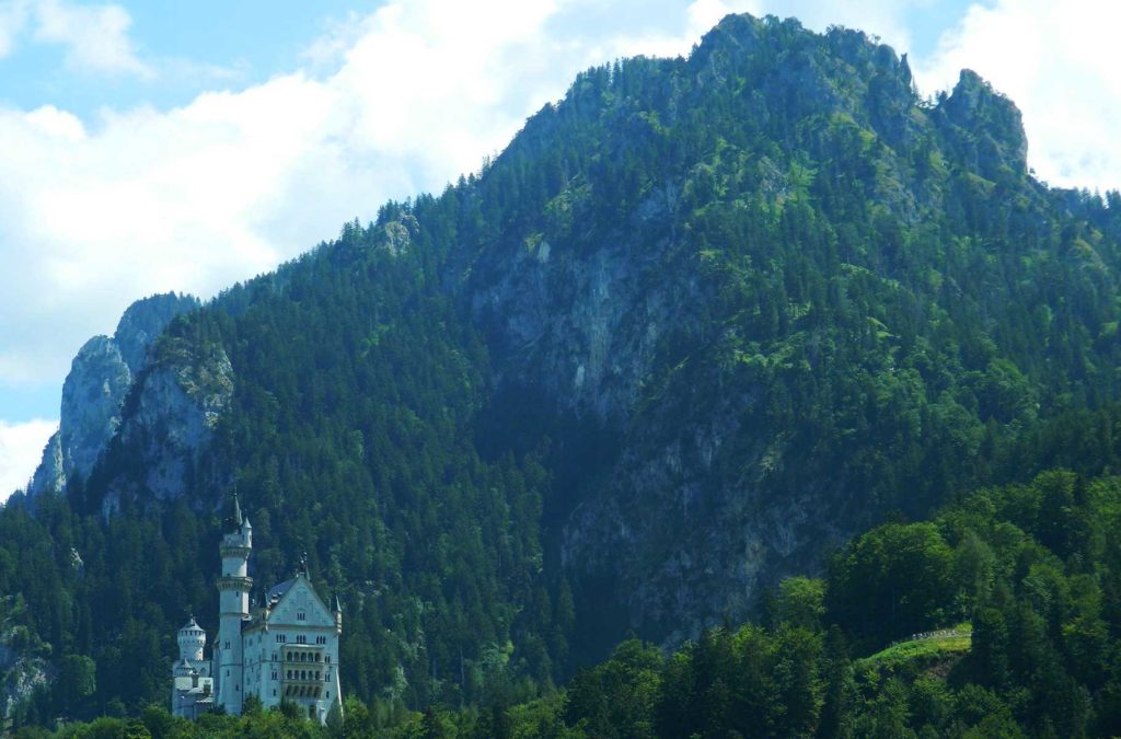 Castelo de Neuschwanstein visto desde a cidade de Schwangau