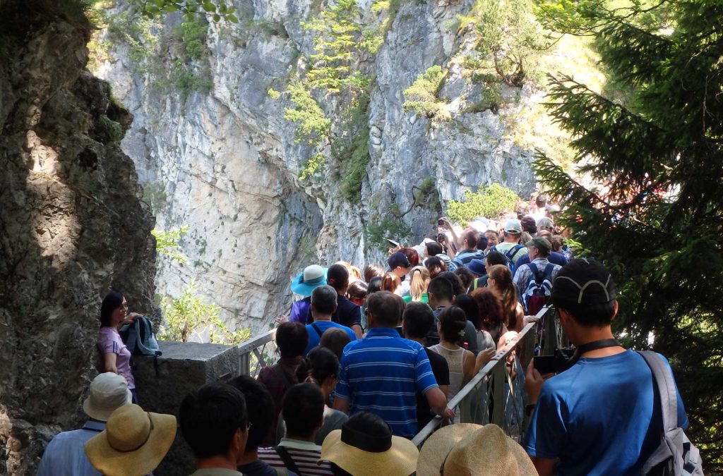 Turistas fazem fila para passar pela Ponte Marienbrücke