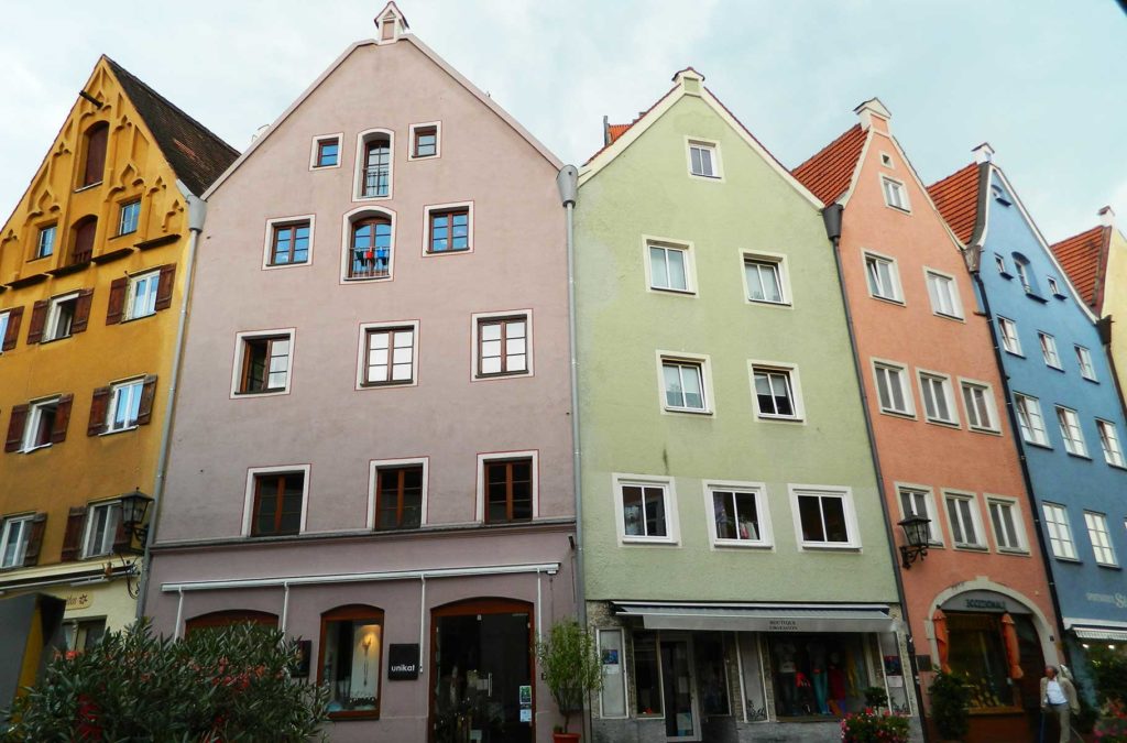 Prédios coloridos típicos da Baviera na cidade de Füssen