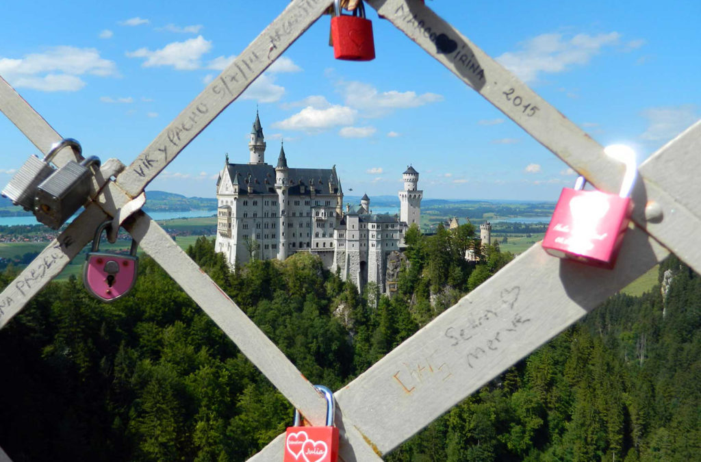 Castelo de Neuschwanstein visto pelas grades da Ponte Marienbrücke