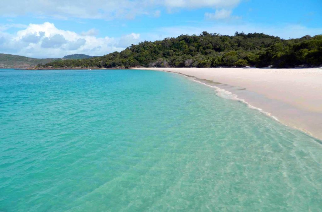 Areia branca de sílica encontra o mar muito azul em Whitehaven Beach