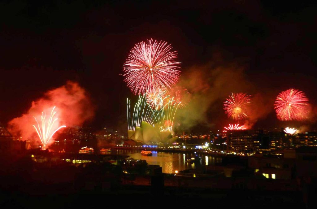Queima de fogos celebra o Ano Novo sobre a baía de Sydney