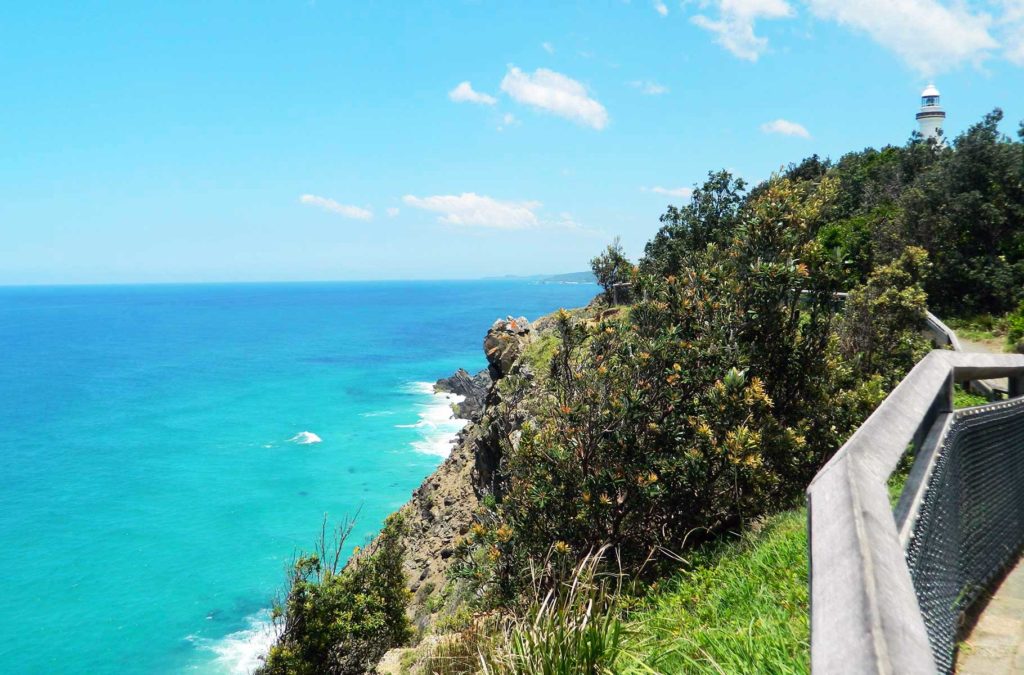 Caminhada para o farol de Byron Bay descortina belas vistas do mar