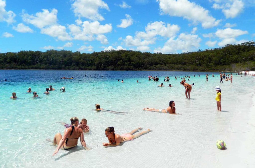 Lago Lago McKenzie, em Fraser Island, se destaca pelas águas muito azuis e cristalinas