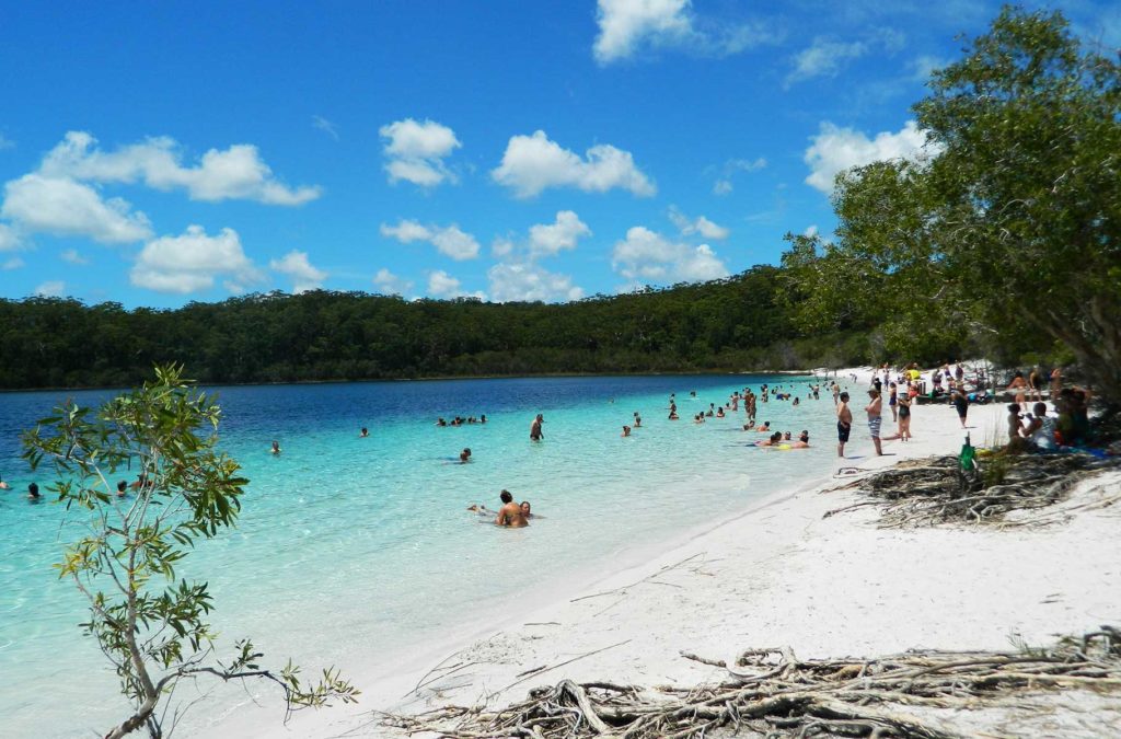 Lago Lago McKenzie, em Fraser Island, se destaca pelas águas muito azuis e cristalinas