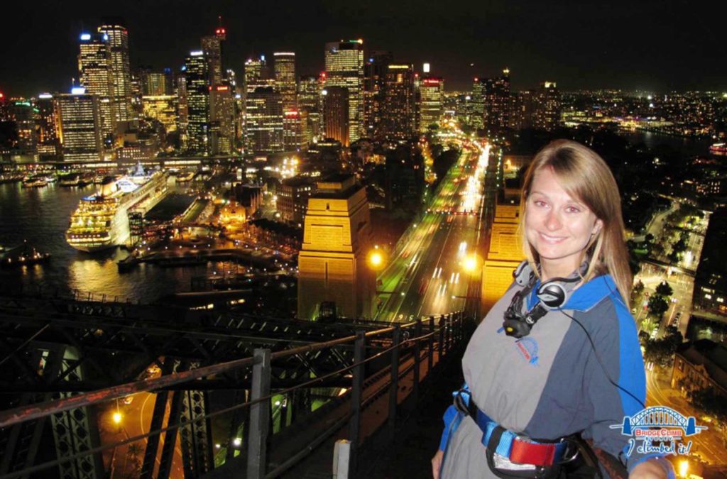 Turista posa para foto no topo da Harbour Bridge, em Sydney