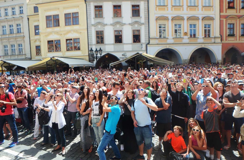 Multidão se aglomera em frente ao Relógio Astronômico de Praga, na República Tcheca