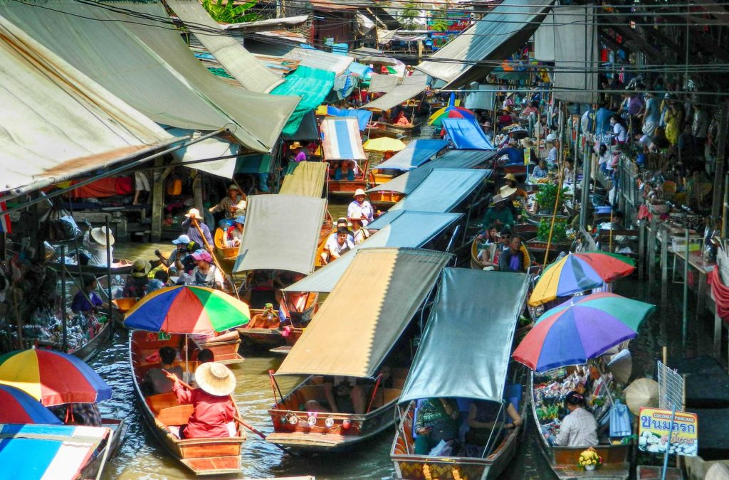 Excesso de barcos causa 'congestionamento' no mercado flutuante de Damnoen Saduak, na Tailândia