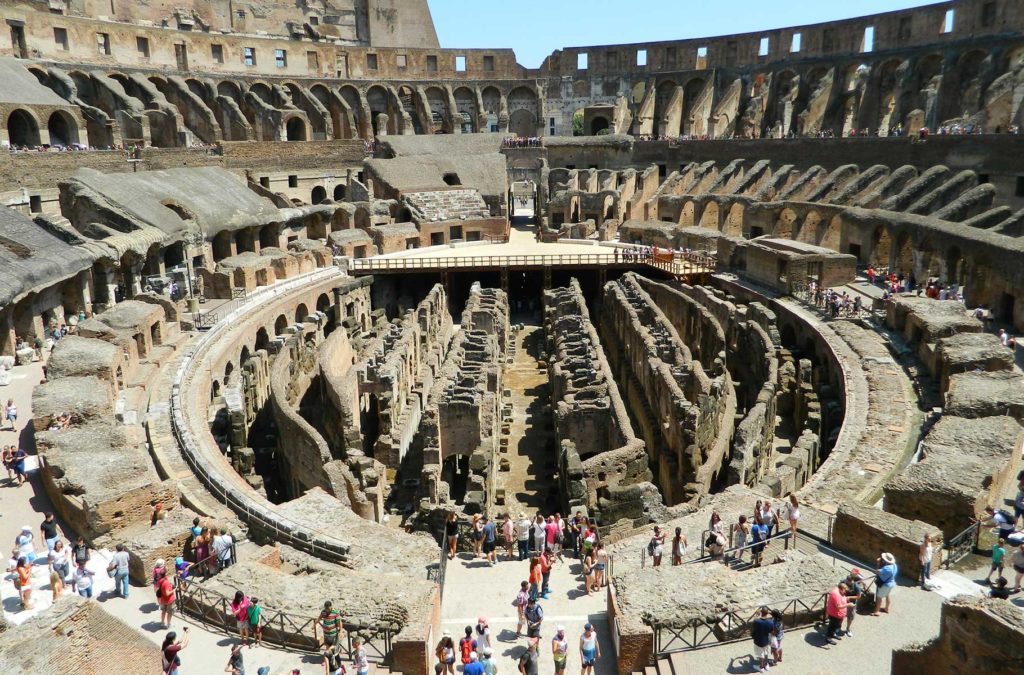 Turistas visitam ruínas do interior do Coliseu, em Roma (Itália)