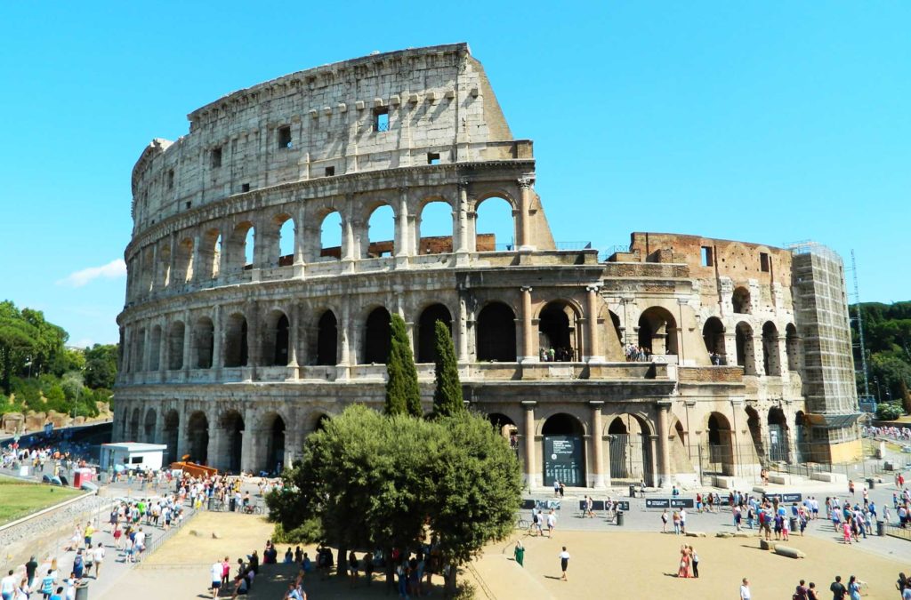 Visitantes fazem filas para entrar no Coliseu, em Roma, na Itália