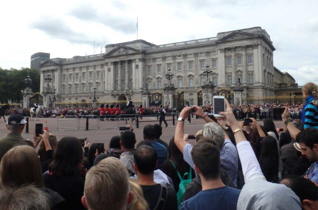 Multidão assiste à troca da guarda do Palácio de Buckingham, em Londres (Reino Unido)