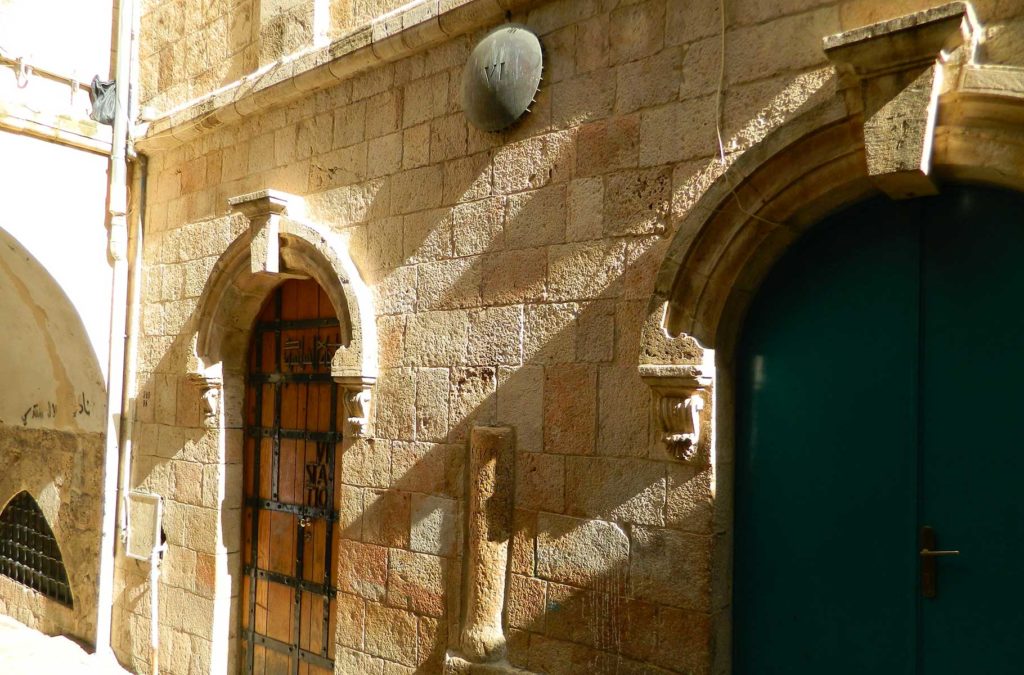 Número na parede marca estação da Via Sacra, em Jerusalém (Israel)