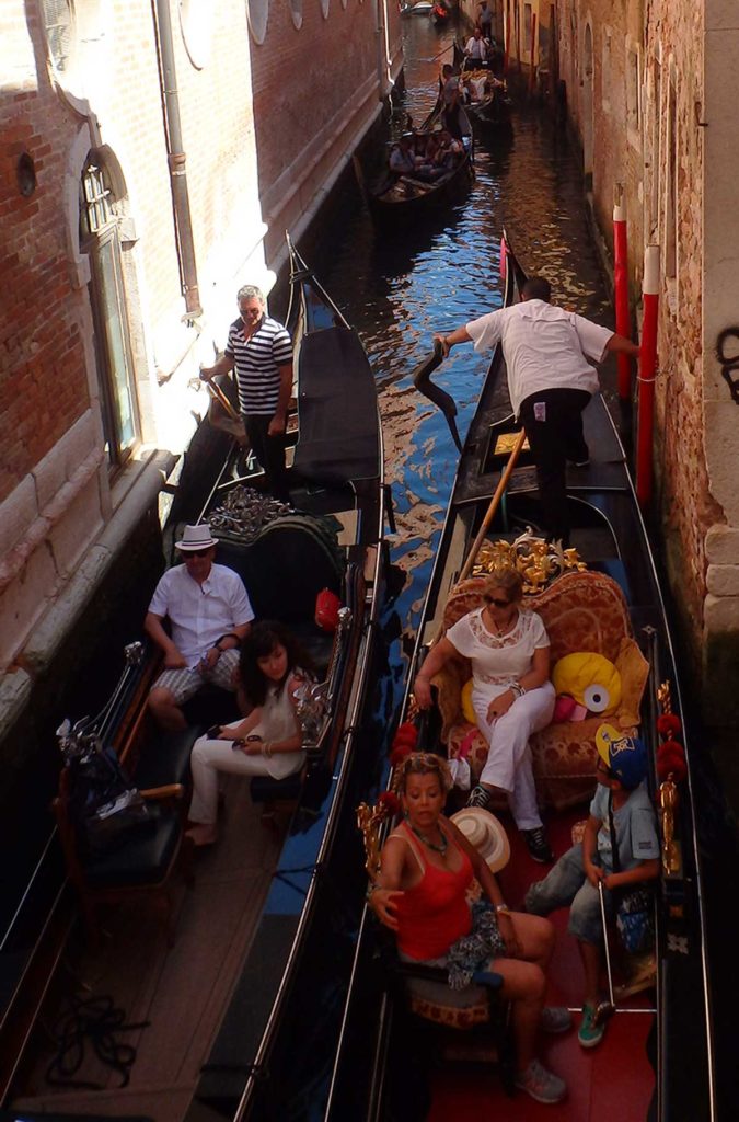 Gôndolas com turistas ficam lado a lado e 'trancam' canal em Veneza (Itália)