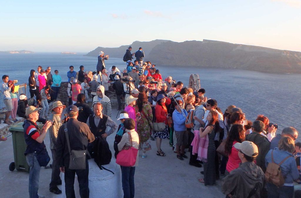 Multidão se aglomera para ver o pôr do sol em Oía, na Ilha de Santorini (Grécia)