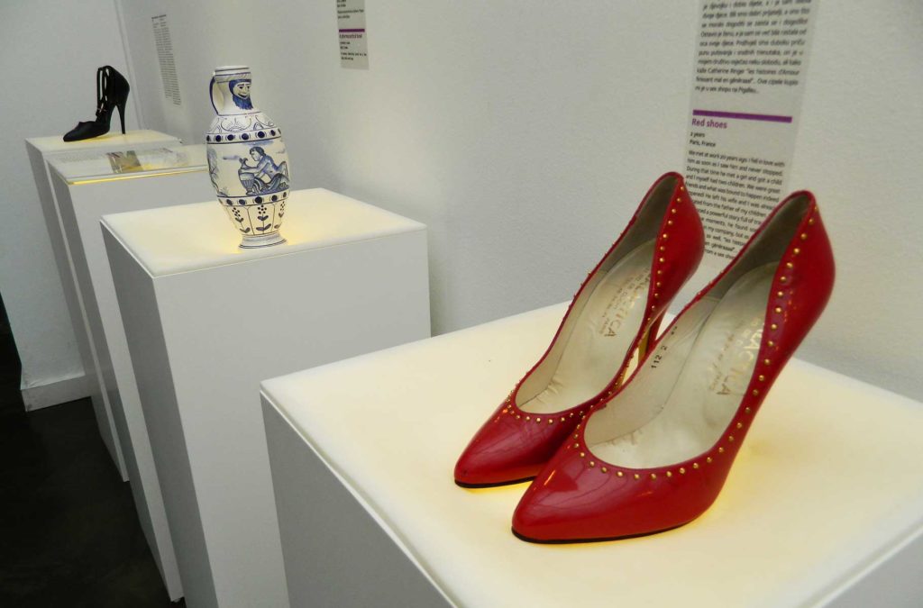 Sapatos e jarra de porcelana em exibição no Museu dos Corações Partidos, em Zagreb (Croácia)