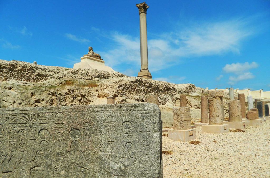 Ruína do do Templo de Serapeu, em Alexandria (Egito)