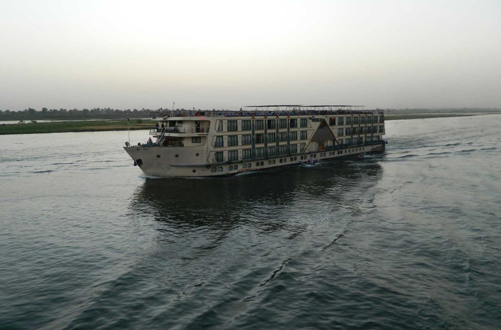 Barco de turismo navega pelo Rio Nilo, no Egito