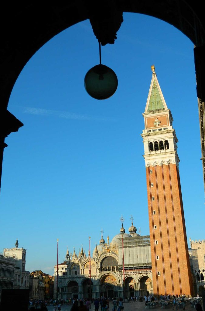 Praça de São Marcos com a basílica e o campanário ao fundo, em Veneza