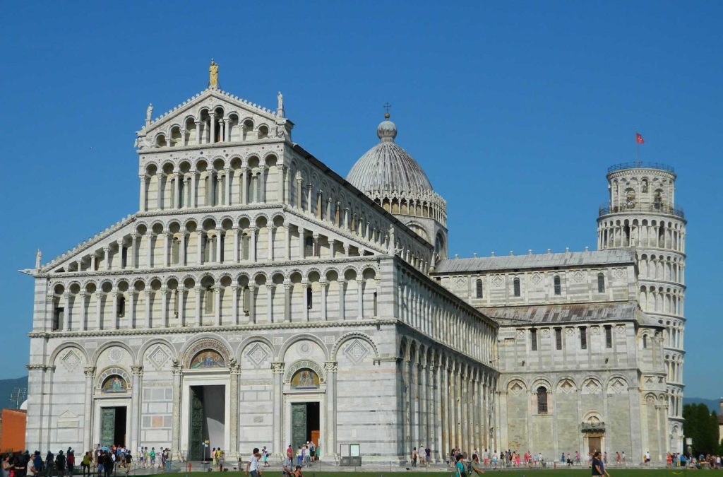 A Torre de Pisa é o principal cartão-postal da Itália e não pode ficar da sua lista de atrações imperdíveis