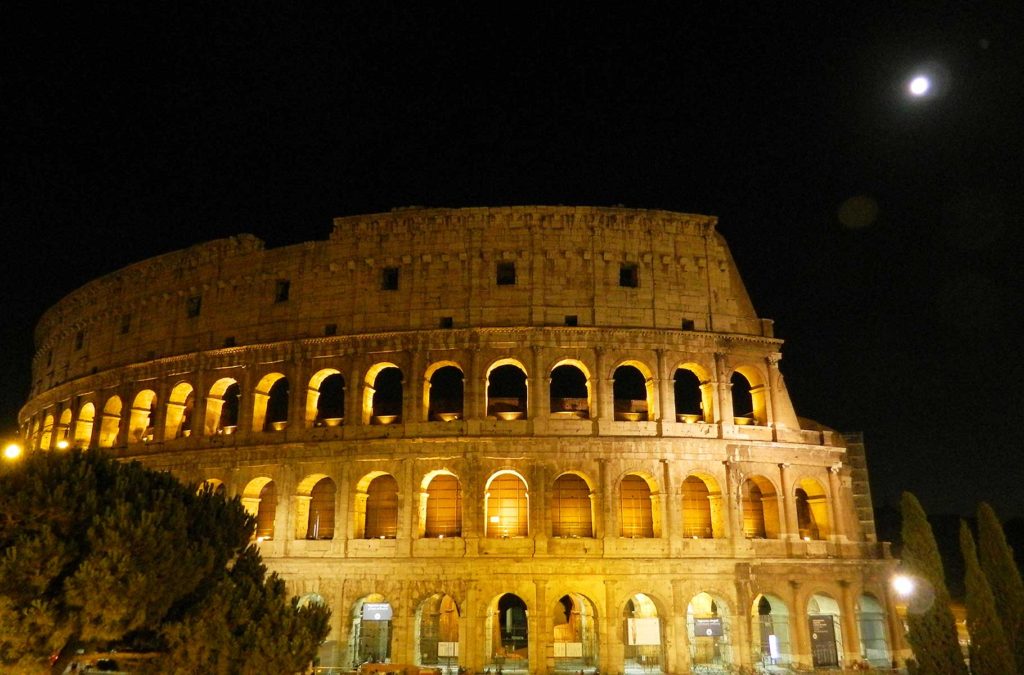 A fachada de mármore do Coliseu fica mais impressionante sob a iluminação noturna