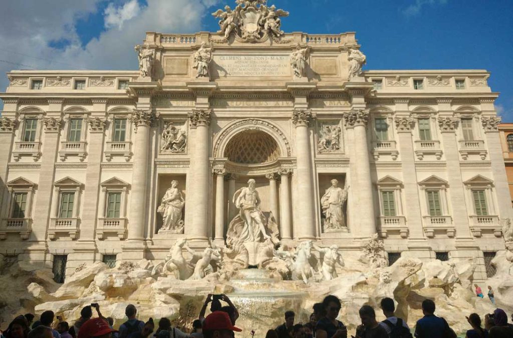 Mesmo lotada, a Fontana di Trevi não pode ficar fora da sua lista de o que fazer na Itália