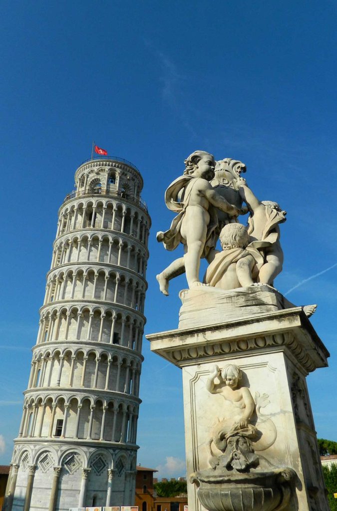 Inclinação de 4 graus da Torre de Pisa fica mais evidente ao lado da estátua