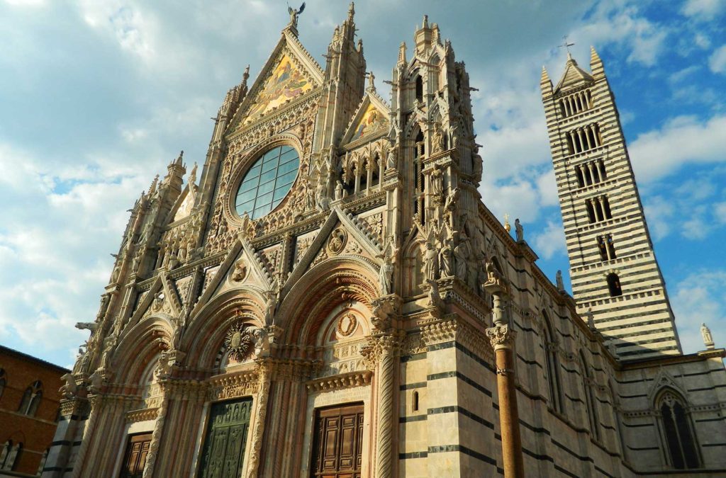 A fechada da Catedral de Siena impressiona com seus detalhes e painel de vidro