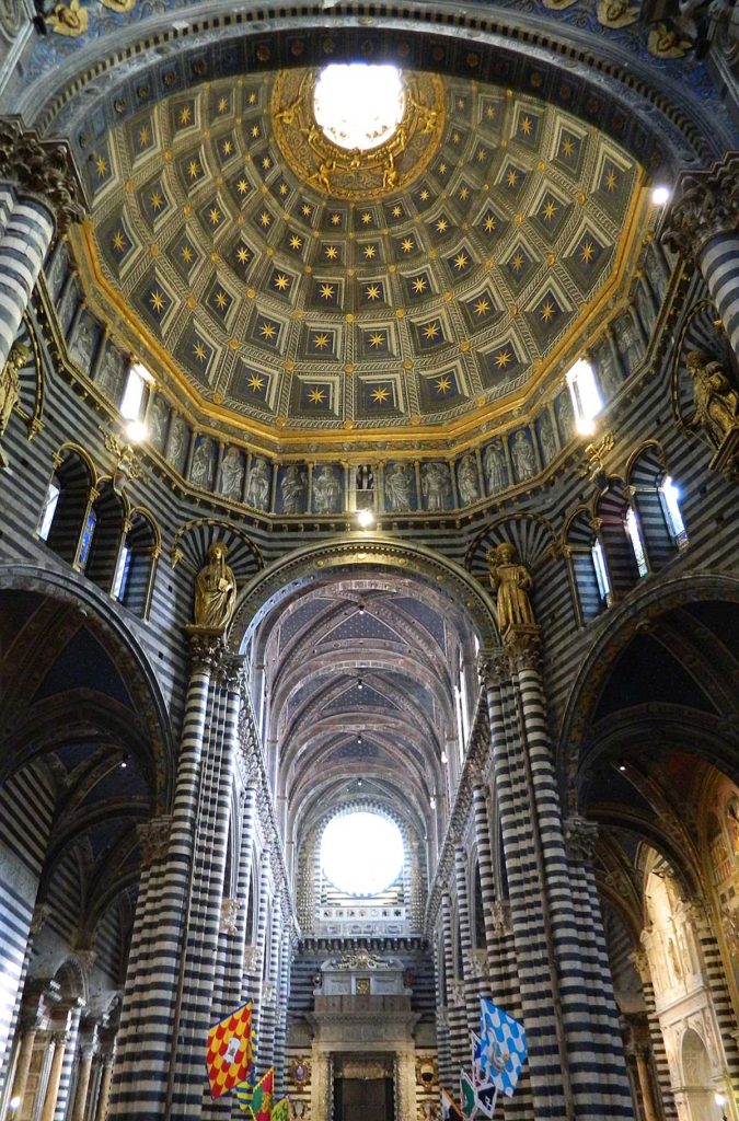 As gigantescas colunas da Catedral de Siena impressionam