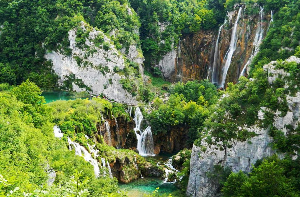 Vista desde a entrada do Parque dos Lagos Plitvice