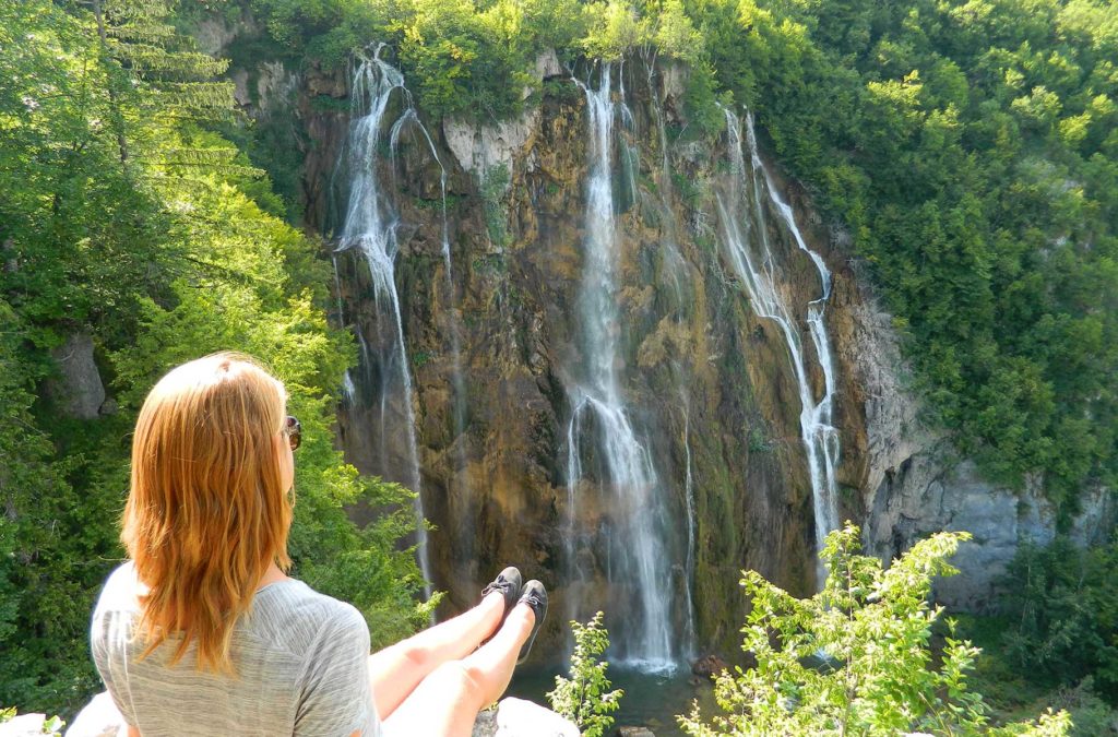 Mulher tira foto do alto do mirante da 'Great Waterfall', a maior cachoeira da Croácia