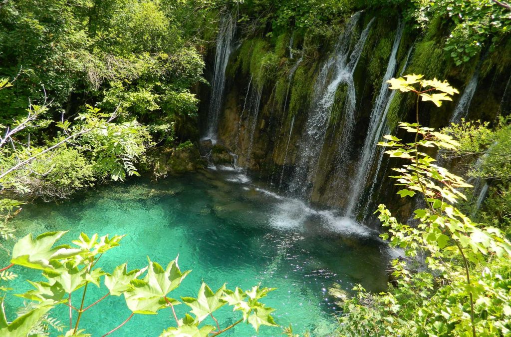 Inúmeras cachoeiras ligam os Lagos Plitvice