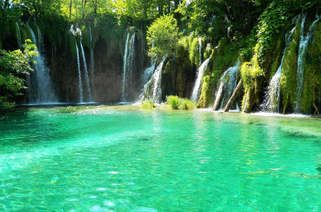 Inúmeras cachoeiras ligam os Lagos Plitvice