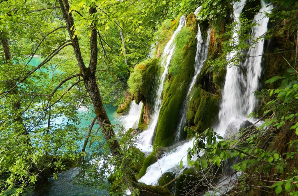 Inúmeras cachoeiras ligam os Lagos Plitvice