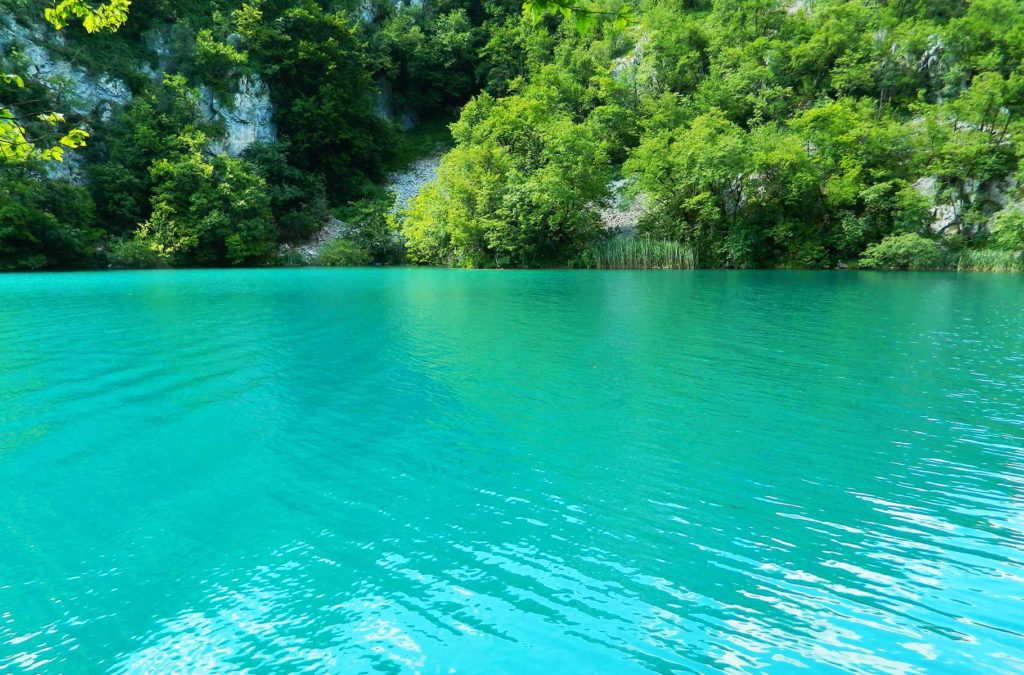 Uma das características dos Lagos Plitvice é a cor azul ou verde intensa