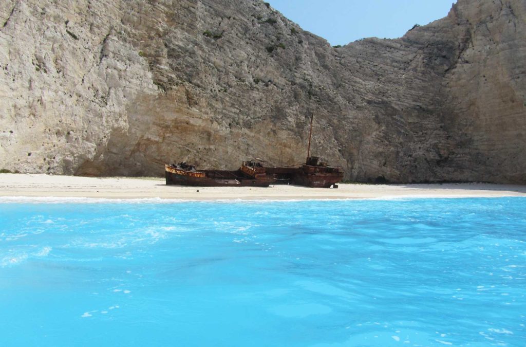 Praia de Navagio vista de um barco no mar