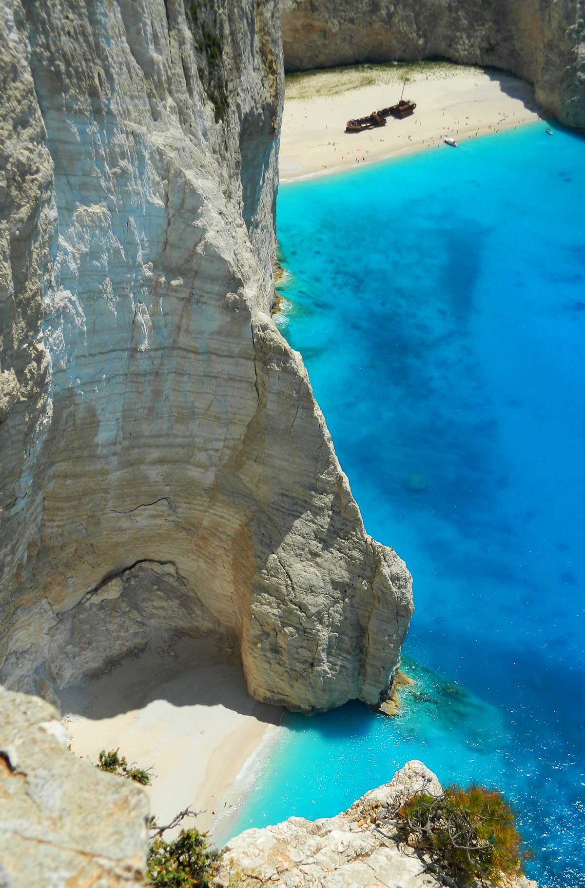 Praia de Navagio vista do alto dos rochedos