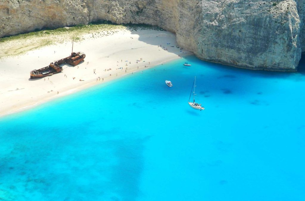 Praia de Navagio vista do alto dos rochedos