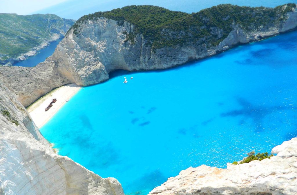 Praia de Navagio vista do alto dos rochedos